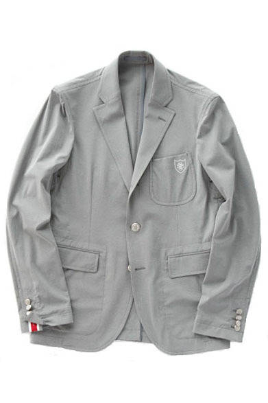 <strong>SASSOh｜サッソー</strong>　2013春夏コレクション　UV加工、撥水性のある2ウェイストレッチのスイス・シェーラー社素材を使用したシリーズ「グレーゾーン」。汗ばむ季節でもサラサラの着心地で、驚くほどの伸縮性と軽さを備えている。カーディガン感覚で羽織れる3つボタンジャケットは、胸ポケットのロゴ刺繍とメタルボタンがデザインのアクセント。脇下にはベンチレーションを備え、袖口や襟裏のリフレクターテープが、夜間の走行も安全にサポートする。ジャケット5万400円