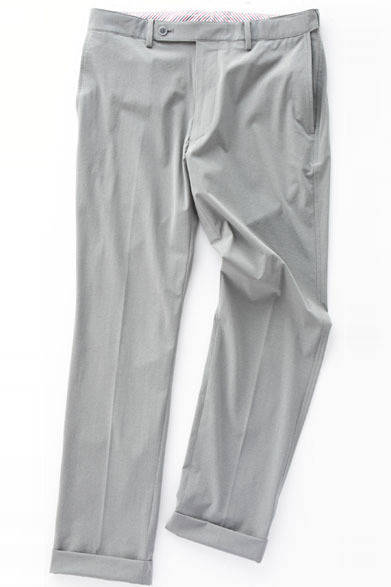 <strong>SASSOh｜サッソー</strong>　2013春夏コレクション　「グレーゾーン」のクラシックなスラックス仕立てのパンツ。両サイドのアジャスト可能なゴムが、ウエストの締め付けを軽減。ベルト裏にはストライプ柄のシャツ地を使用。2ウェイストレッチの薄手の生地なので、ライディング時にも動きの妨げにならない。パンツ2万6250円