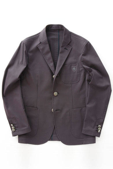 <strong>SASSOh｜サッソー</strong>　2013春夏コレクション　軽量でストレッチ性のあるスイス・シェーラー社の高機能素材3XDRYを使用したシリーズ「ネイビーマン」。ビジネスにもカジュアルにも、着回しの利くネイビーのアイテムがラインナップする。胸もとに「SASSOh」のマークの刺繍をほどこしたスポーティな印象の3つボタンジャケット。メタルボタンがデザインのアクセントで、脇下にベンチレーションを備え、ストレスフリーの快適な着心地。袖口や襟裏のリフレクターテープが夜間の視認性を確保する。ジャケット6万900円