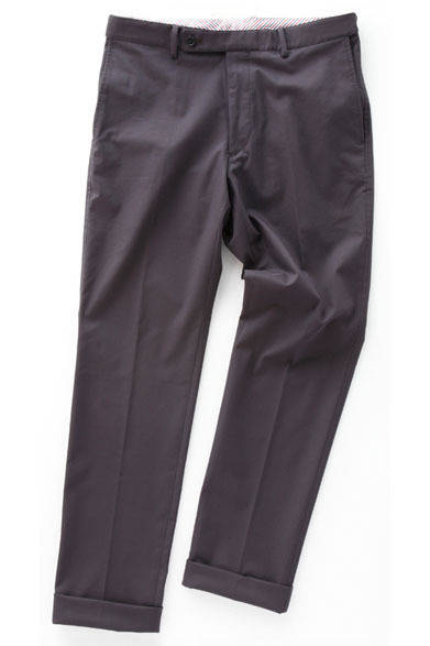 <strong>SASSOh｜サッソー</strong>　2013春夏コレクション　「ネイビーマン」のクラシックなスラックス仕立てのパンツ。両サイドのアジャスト可能なゴムが、ウエストの締め付けを軽減。ベルト裏にはストライプ柄のシャツ地を使用。パンツ2万9400円