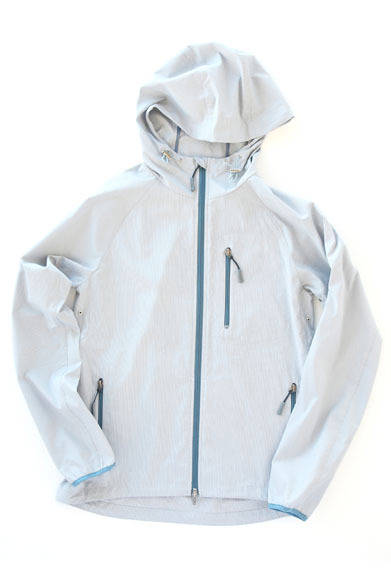 <strong>SASSOh｜サッソー</strong>　2013春夏コレクション　ストレッチ＆吸水速乾性のあるクールマックスを使用したパーカ。すっきりとした細身のシルエットで、裾のコードは内側で調節可能。細かいギンガムチェック柄。「賢治パーカ」3万7800円