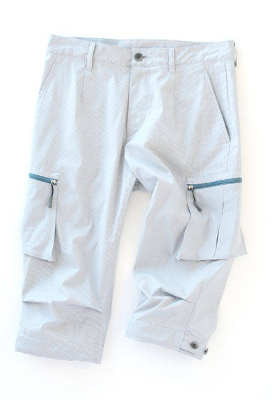 <strong>SASSOh｜サッソー</strong>　2013春夏コレクション　ストレッチ＆吸水速乾性のあるクールマックスを使用したパンツ。ライディング時も出し入れしやすいよう斜めに付いたサイドポケットが特徴。タブで裾幅の調整が可能だ。「賢治パンツ」2万3100円