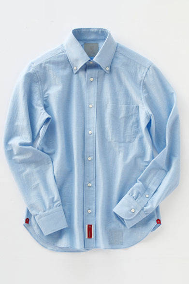 <strong>SASSOh｜サッソー</strong>　2013春夏コレクション　超ハイゲージの編み機によるニット素材で作った、ボタンダウンシャツ。本格的な仕立てながらも、リラックス感のある肌触りだ。春らしい6色のカラーバリエーション。「色男ボタンダウンシャツ」1万7850円