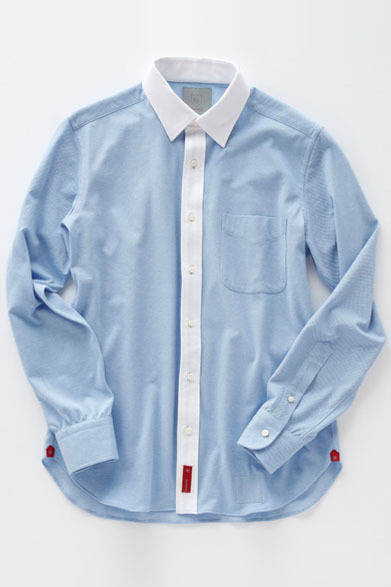 <strong>SASSOh｜サッソー</strong>　2013春夏コレクション　色違いの襟と前立てが清涼感を演出するバイカラーのシャツ。吸水速乾、接触冷感効果のあるクールマックスを使用し、糸に銀を入れることで防臭・抗菌作用も備えている。表面はシルケット加工で、ガゼットにリフレクターテープを使用。「二枚目 冷シャツ」1万5750円