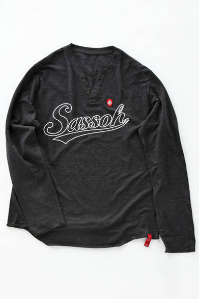 <strong>SASSOh｜サッソー</strong>　2013春夏コレクション　オリジナルロゴプリントとワッペンが大胆にデザインされた9分丈袖のヘンリーネックTシャツ。ヴィンテージ感のある素材の風合いと、スモーキーな発色が特徴。「茂雄Tシャツ 長袖」1万500円