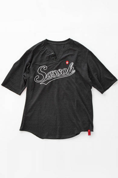 <strong>SASSOh｜サッソー</strong>　2013春夏コレクション　ベースボールTシャツをイメージし、オリジナルロゴプリントとワッペンを大胆にデザインした5分丈袖のヘンリーネックTシャツ。ヴィンテージ感のある素材の風合いと、スモーキーな発色が特徴。「茂雄T-SHIRT 半袖」8925円