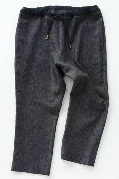 <strong>SASSOh｜サッソー</strong>　2013春夏コレクション　デニムのように見えて、スウェットのようなはき心地を実現したクロップド丈のイージーパンツ。表地はデニム素材、裏地はスウェット素材の二重織りで、ウエストは総ゴム＋ヒモ。股上が深く、動きやすいことこの上なし。「藍アイサーパンツ」2万3100円