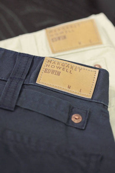 <strong>MARGARET HOWELL｜マーガレット・ハウエル</strong>　「マーガレット・ハウエル×エドウイン」　コラボレーションをあらわすジョイントレーベル（ダブルネーム）の革パッチ