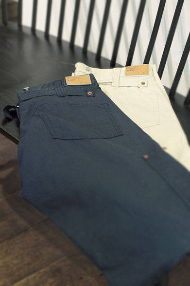 <strong>MARGARET HOWELL｜マーガレット・ハウエル</strong>　「マーガレット・ハウエル×エドウイン」　トラウザーズ（メンズ／サイズ展開29・31・33インチ）2万2050円、トラウザーズ（ウィメンズ／サイズ展開26・27・28・29インチ）2万1000円