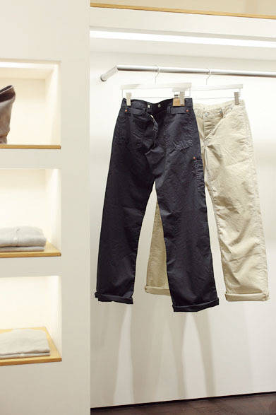 <strong>MARGARET HOWELL｜マーガレット・ハウエル</strong>　「マーガレット・ハウエル×エドウイン」　トラウザーズ（メンズ／サイズ展開29・31・33インチ）2万2050円、トラウザーズ（ウィメンズ／サイズ展開26・27・28・29インチ）2万1000円