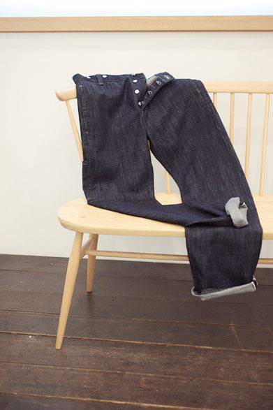 <strong>MARGARET HOWELL｜マーガレット・ハウエル</strong>　「マーガレット・ハウエル×エドウイン」　デニムトラウザーズ（メンズ／サイズ展開29・31・33インチ）2万3100円、トラウザーズ（ウィメンズ／サイズ展開26・27・28・29インチ）2万2050円