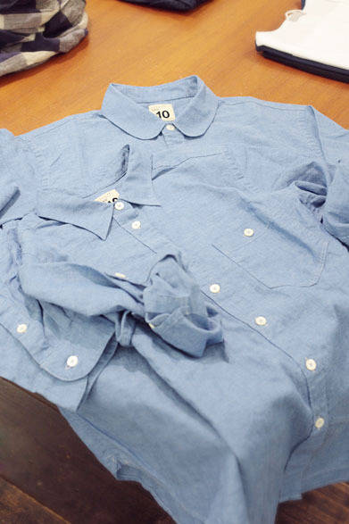 <strong>MARGARET HOWELL｜マーガレット・ハウエル</strong>　「マーガレット・ハウエル×エドウイン」　コットンリネンシャツ（奥メンズ）2万7300円、（手前ウィメンズ）2万6250円