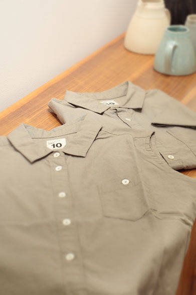 <strong>MARGARET HOWELL｜マーガレット・ハウエル</strong>　「マーガレット・ハウエル×エドウイン」　コットンリネンシャツ（奥メンズ／半袖）2万2050円、（手前ウィメンズ／ノースリーブ）1万9950円