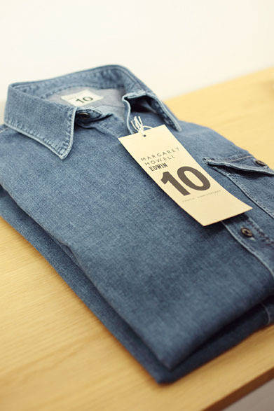 <strong>MARGARET HOWELL｜マーガレット・ハウエル</strong>　「マーガレット・ハウエル×エドウイン」　デニムシャツ（メンズ）2万3100円、（ウィメンズ）2万2050円　※以上、神南店、神戸店、天神店限定での取り扱い