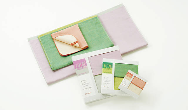 <strong>ℓℓℓworks｜ルルルワークス</strong>　ルルルワークス第一弾は、二重に織られたタオル「FUTAE GAUZE & PILE（フタエ ガーゼ＆パイル）」。バスタオル1890円、フェイスタオル945円、ハンカチタオル525円