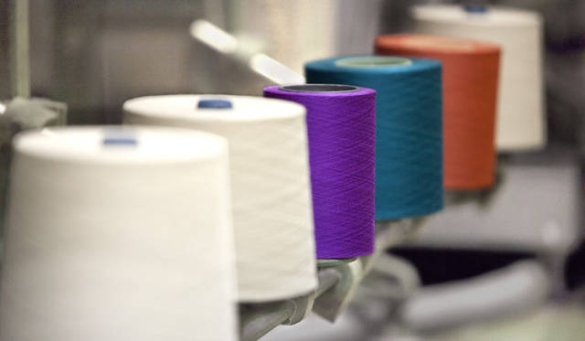 <strong>ℓℓℓworks｜ルルルワークス</strong>　ガーゼとパイルの色が異なる色彩豊かなツートンカラーを生みだすために、カラーと白の2種類の糸を使いわけてタオルを織りあげていく