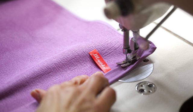 <strong>ℓℓℓworks｜ルルルワークス</strong>　「lllworks」の赤いタグは一枚一枚職人の手で縫い込まれる