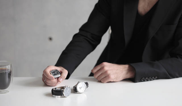 <strong>My Own Watch｜ニコライ・バーグマンさん</strong>　愛用の時計は、この3本。奥様がプレゼントしてくれたブラックダイヤルの「モナコ ウォッチ」（奥）、おなじタグ・ホイヤーのGMT機能付きモデル「グランドカレラ RS グランドデイト GMT」（右）、そして生まれ故郷であるデンマークのジョージ・ジェンセンの「コッペル クロノグラフウォッチ」（左）