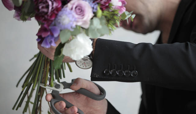 <strong>My Own Watch｜ニコライ・バーグマンさん</strong>　愛用の腕時計を腕に、アッという間にフラワーブーケを作る