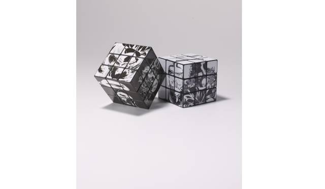 <strong>Yohji Yamamoto｜山本耀司によるインスタレーションを伊勢丹新宿店で開催</strong>　ルービックキューブ