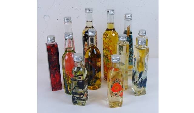 <strong>Yohji Yamamoto｜山本耀司によるインスタレーションを伊勢丹新宿店で開催</strong>　A Beauty Looking Back（見返り美人）特別版フラワーボトル ハーブウォーター　大ボトル 1万2600円、小ボトル 1万290円