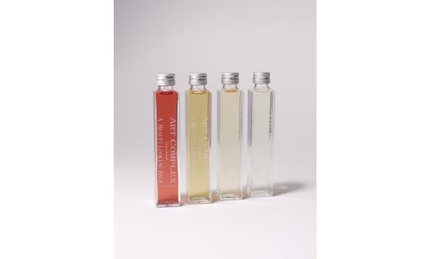 <strong>Yohji Yamamoto｜山本耀司によるインスタレーションを伊勢丹新宿店で開催</strong>　A Beauty Looking Back（見返り美人）特別版ハーブウォーター　テイスト｜レモングラス、ミント、ローズヒップ、ローズマリー　1575円