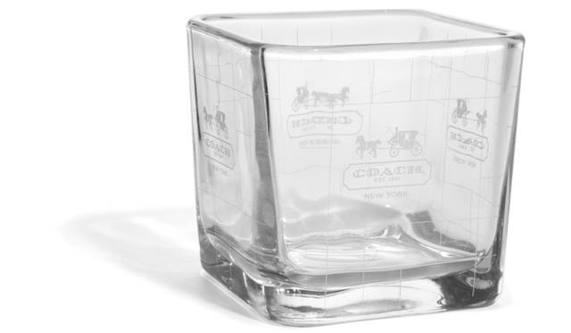 <strong>COACH｜コーチ</strong>　4月4日（木）のオープン日から4月25日（木）までの期間に、税込3万円以上の買い物をすると、先着でオリジナルのスクエアグラスをプレゼント　※なくなり次第終了