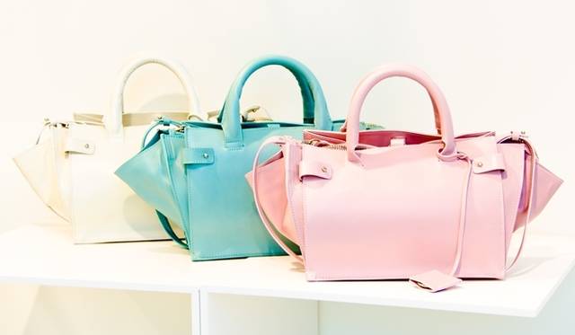 <strong>CoSTUME NATIONAL｜新作シューズのポップアップストアを阪急うめだ本店で開催中</strong>　「PARIGI」 バッグ　（ホワイト、ミントグリーン、ピンク） 各11万250円