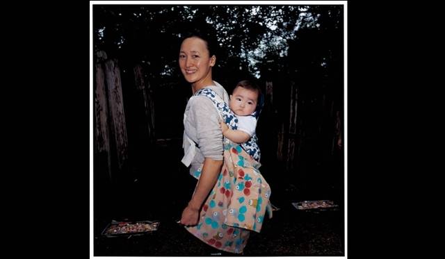 <strong>ART｜田附勝写真展『東北』</strong>　［母と子］青森県五所川原市2009年8月