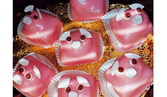 <strong>EVENT｜ポップアップレストラン『SAY CHEESE! The World of Martin Parr in Five Courses』</strong>　© Martin Parr / Magnum Photos　