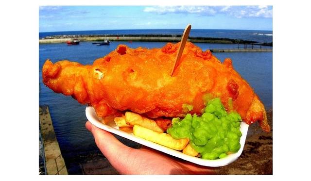 <strong>EVENT｜ポップアップレストラン『SAY CHEESE! The World of Martin Parr in Five Courses』</strong>　© Martin Parr / Magnum Photos　
