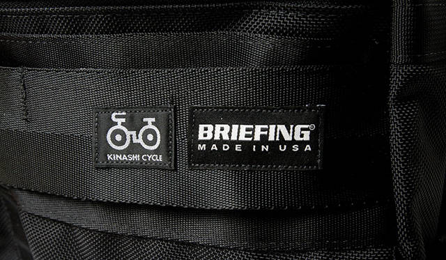 <strong>KINASHI CYCLE × BRIEFING｜木梨サイクル×ブリーフィング</strong> ブリーフィングの定番シリーズ「レッドライン」におけるロゴを、木梨サイクルのブランドカラーであるホワイトに変更