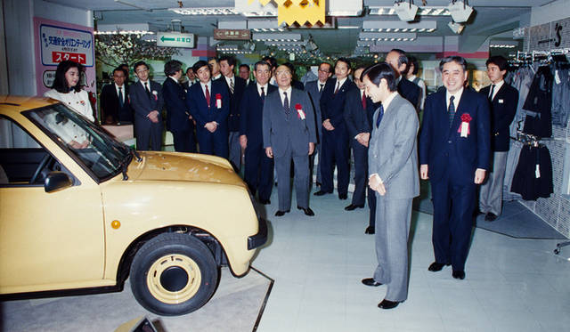 1987年 4月3日　伊勢丹で催された「暮らしの中の新素材展」にて<br />皇太子徳仁親王殿下は、展示された「Be-1」をご覧になられた