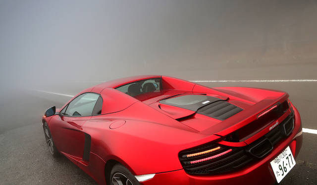 mclaren_mp4-12c_spider_011 うしろからみると、ルーフ格納機構のためにエンジン部分がフラットになり、かわりにとりつけられた、小さなリヤウィンドウが特徴的だ