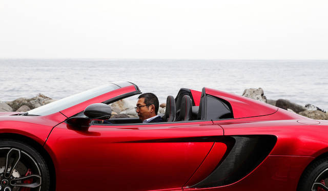 mclaren_mp4-12c_spider_029 ルーフの開閉に要する時間はわずかに17秒。最大30km/hまでなら走行中でも操作が可能だ。