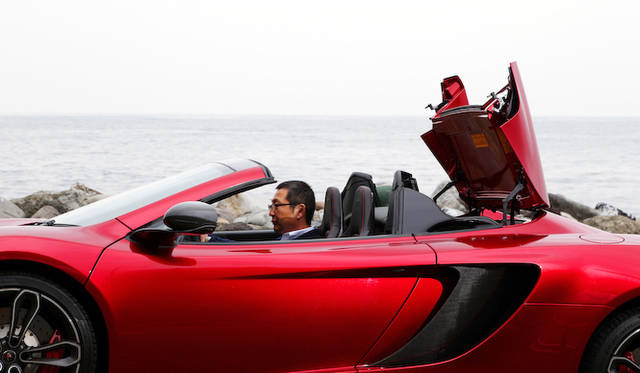 mclaren_mp4-12c_spider_030 ルーフの開閉に要する時間はわずかに17秒。最大30km/hまでなら走行中でも操作が可能だ。