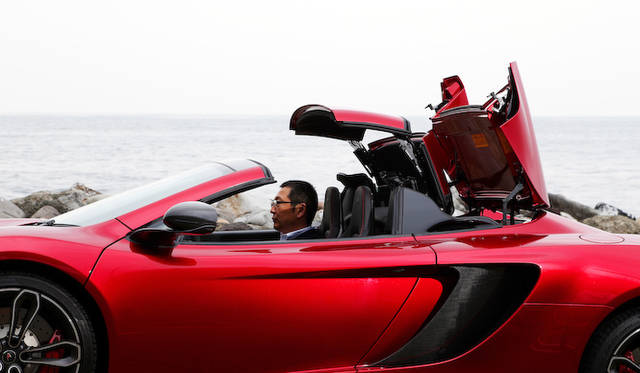 mclaren_mp4-12c_spider_031 ルーフの開閉に要する時間はわずかに17秒。最大30km/hまでなら走行中でも操作が可能だ。