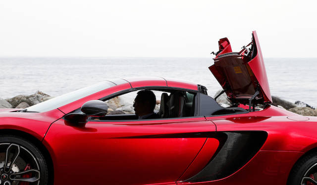 mclaren_mp4-12c_spider_032 ルーフの開閉に要する時間はわずかに17秒。最大30km/hまでなら走行中でも操作が可能だ。