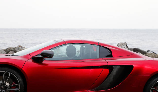 mclaren_mp4-12c_spider_033 ルーフの開閉に要する時間はわずかに17秒。最大30km/hまでなら走行中でも操作が可能だ。