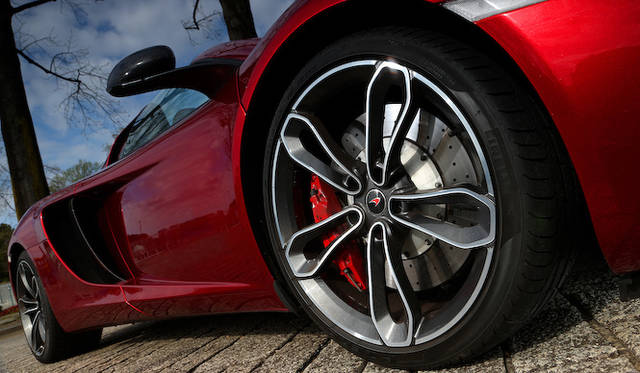 mclaren_mp4-12c_spider_036 フロントタイヤは、235/35 R19サイズの、ピレリ P ゼロをはく