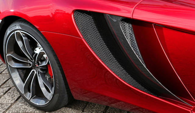 mclaren_mp4-12c_spider_037 リアタイヤは305/30 R20と、フロントにくらべてひとまわり大きいサイズをはく