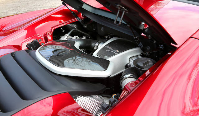 mclaren_mp4-12c_spider_039 搭載するのは、V型8気筒3.8リッターツインターボエンジン。クーペの2013年モデルとおなじく、最高出力625ps/7,500rpm、最大トルク600Nm(約61.2kgm)/3,000-7,000rpmを発揮する