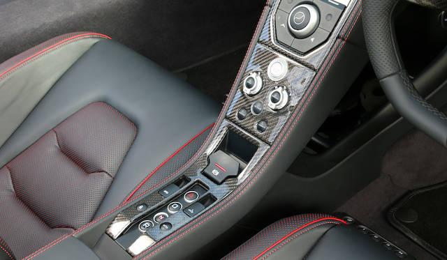 mclaren_mp4-12c_spider_045 センターコンソールは幅が狭く、縦にスイッチ類が配置される
