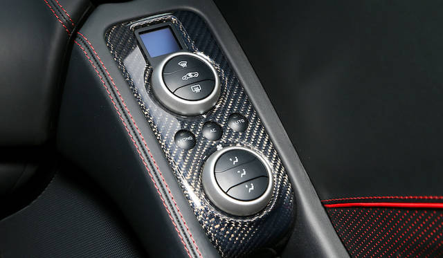 mclaren_mp4-12c_spider_046 エアコンの操作スイッチは、左右のドアにとりつけられる