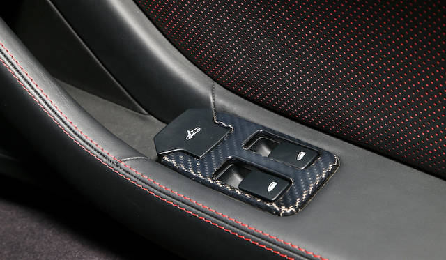 mclaren_mp4-12c_spider_047 ウィンドウやドアの開閉スイッチもドアに設置されている