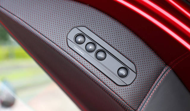 mclaren_mp4-12c_spider_048 エンジンルームのオープンや、牽引モードのボタンなどは、走行中には誤っても押せない、分厚いドアのへりに存在する