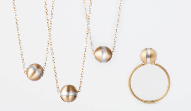 「center pearl」[アコヤ真珠×K18YG]　左から ペンダント 各8万9250円、リング 7万8750円