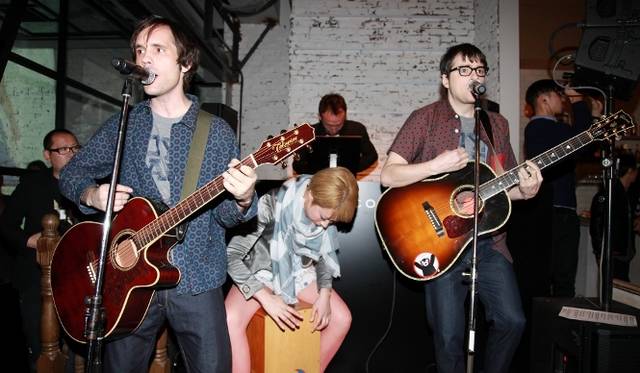 <strong>ART｜MARC JACOBS ICONIC SHOWPIECES EXHIBITION</strong>　レセプションを音楽で盛り上げてくれたのは、日本語でロックを奏でる異色のアメリカ人デュオ、スコット＆リバース