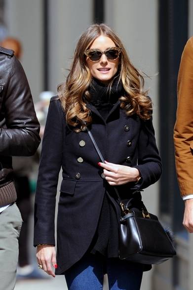 <strong>Olivia Palermo｜オリヴィア・パレルモ</strong><br /><br />ニューヨークの街角でキャッチしたオリヴィア・パレルモ。シンプルなコートスタイルに、フェンディの「PEEK A BOO（ピーカブー）」バッグを合わせて。華奢な小物がエレガンスを引き立る。