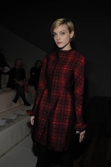 <strong>JESSICA STAM｜ジェシカ・スタム</strong><br /><br />ヴァレンティノのショー会場でキャッチした女優ジェシカ・スタムは、ヴァレンティノの赤チェックのワンピースを着用。ショートカットの彼女がより可愛いらしくみえる。